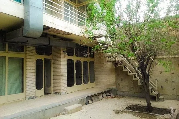 خانه حیاط دار با معماری قدیمی